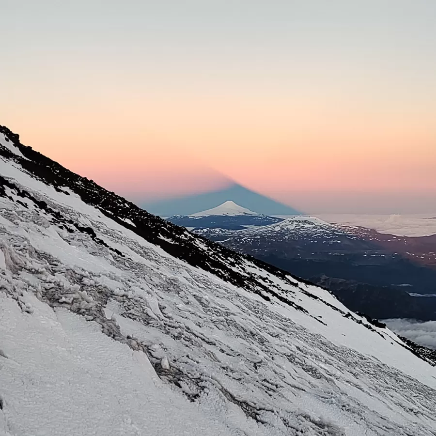 Volcán Lanín reflejo con el Volcán Villarica